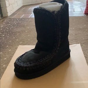 NIB Mou short boot sz 37